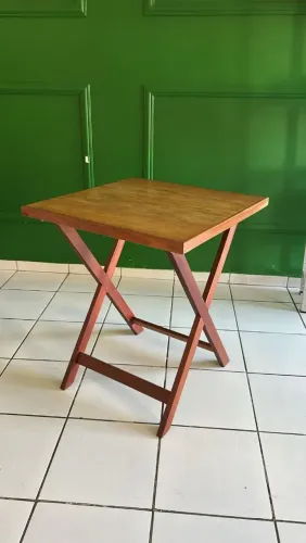 Mesa em madeira ideal para restaurante ou bar