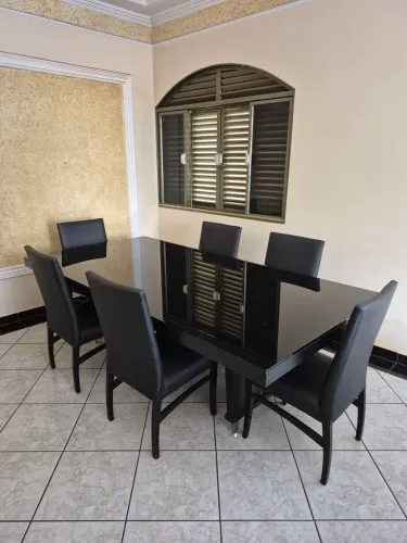 Mesa de vidro preta com 6 cadeiras