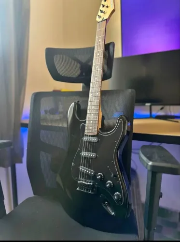 Guitarra strato rockwave black piano rgk50