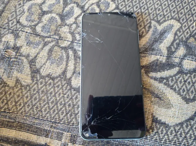 Galaxy A20S tela quebrada e queimada.