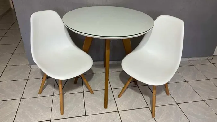 Mesa de Jantar Redonda Branca com Tampo de Vidro + 2 Cadeiras Eames