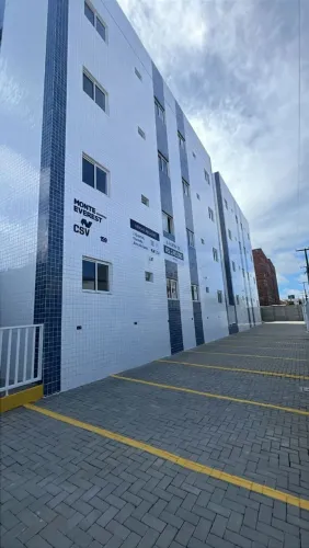 Apartamento térreo com 2 quartos e área privativa no Geisel