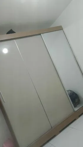 Guarda roupa grande com 3 portas de correr um sendo espelhado