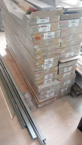 Piso de madeira novo na caixa 