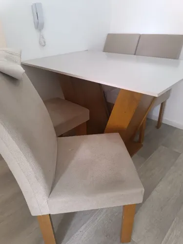 Jogo de mesa com 4 cadeiras