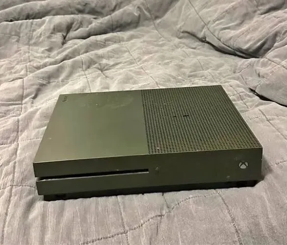 Microsoft Xbox One S na cor verde militar,