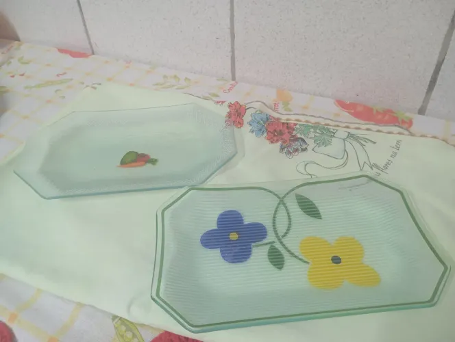  2 Travessas retangulares de vidro decoradas