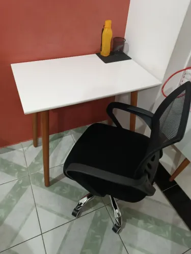 Mesa com pés palito 