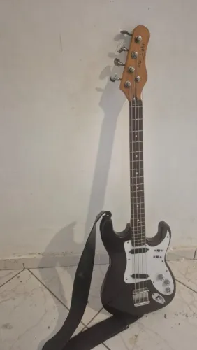 Vende-se contrabaixo 4 cordas, blindado 650 reais