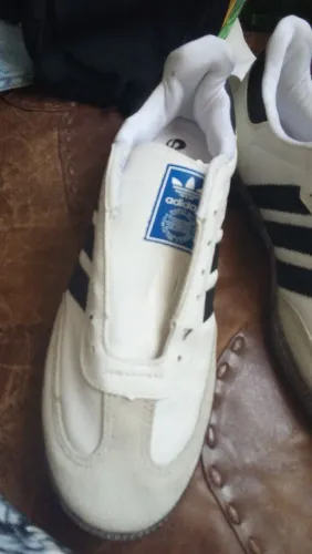 Tênis Adidas de Camurça