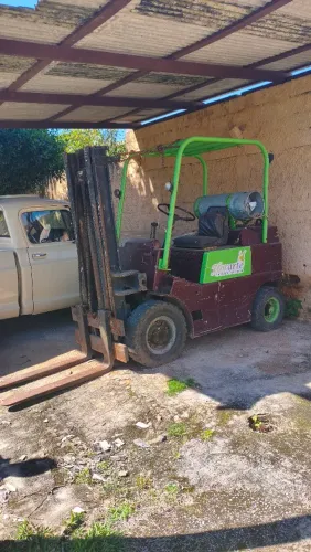 Empilhadeira Yalle 2,5 t (leia a descrição)