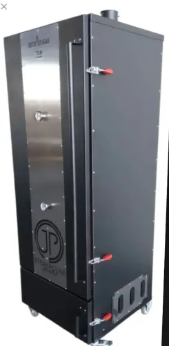 Dois defumadores industriais muito conservados em funcionamento.