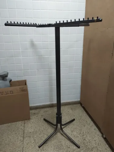 Vendo Arara giratória de solo 1,5 cm altura,com 4 repartição , podendo expor 40 cabides 