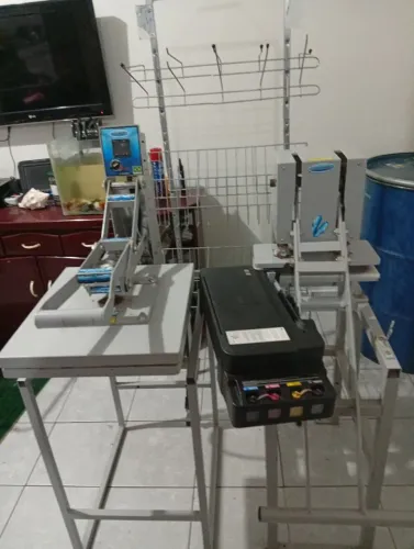 Máquina de fabricação de sandálias e máquina de prensar e estampar completa.
