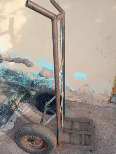 Vende-se carro para carregar mercadorias