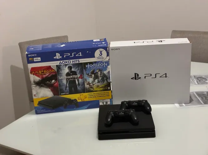 PS4 com dois controles