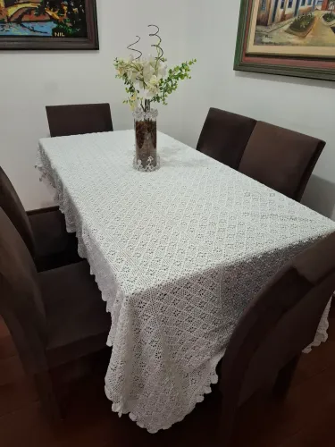 Toalha de mesa de 8lugarez feita em crochê