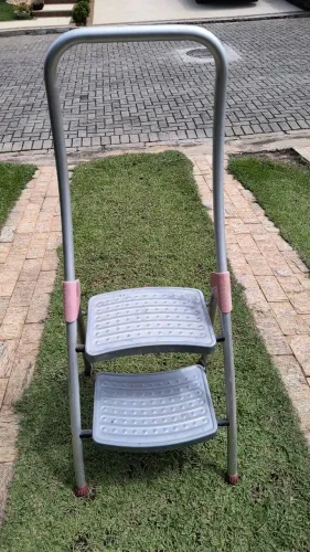 Escada de segurança Hailo com trava e apoio, para idoso