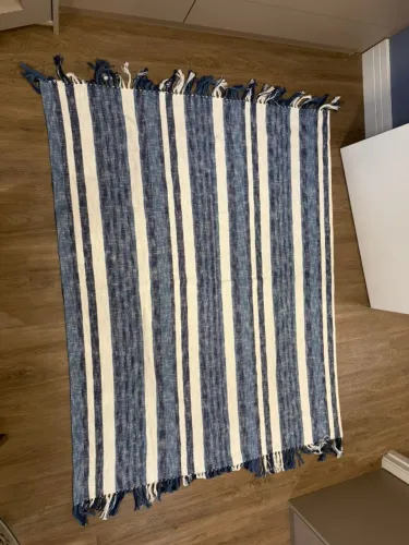Tapete Decorativo Listrado Azul e Branco com Franjas