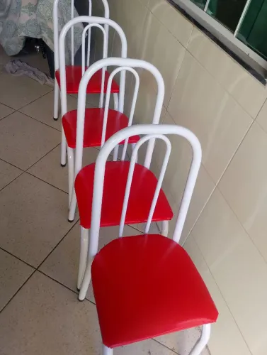 Vende 4. Cadeiras muito Forte de. Ferro acentos. Novos. Pintada com Automotiva Branco. J