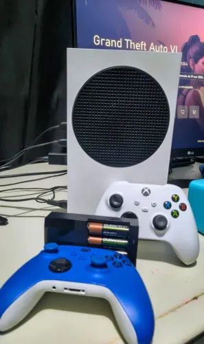 Xbox Series S 512GB + 2 Controles + Kit Duracell Completo