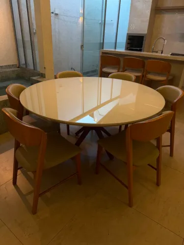 Mesa com seis cadeiras