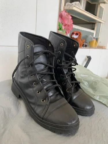 Bota coturno preta 