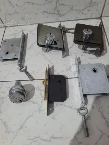 Lote de Fechaduras de Sobrepor, Embutir e Miolos/Cilindros com Chaves (6 Peças)