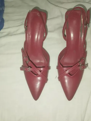Sapato com salto baixo vermelho