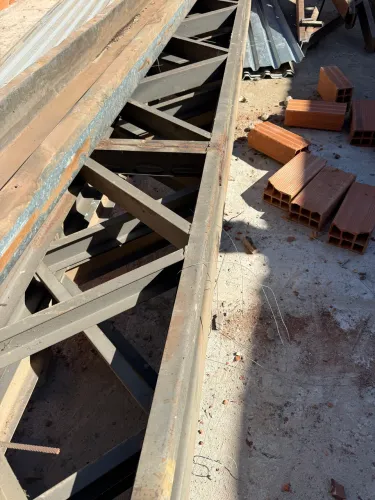 Vendo telhas de zinco e tesoura de estrutura pronta.