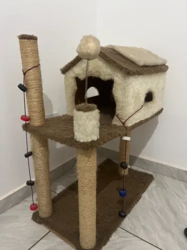 Casinha para gatos com arranhador