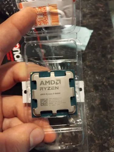 Ryzen 5 8600g em perfeito estado
