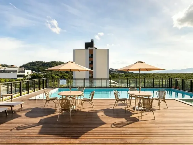 Alugo Studio com 50m², sacada com vista livre, em Home Club completo no Saco Grande, Flori