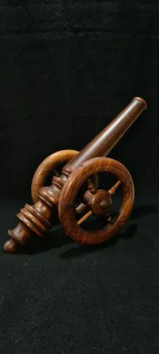 Réplica de canhão decorativo em madeira