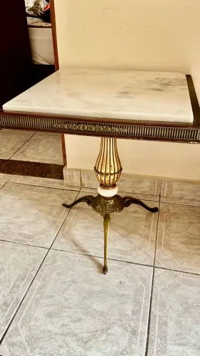 Mesa lateral clássica com tampo em mármore