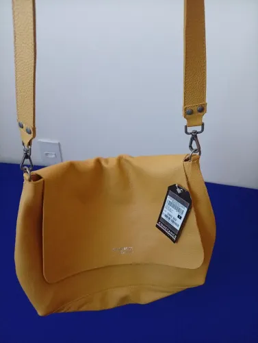 Bolsa Despojada e jovial, novíssima nunca usada...Couro ...
