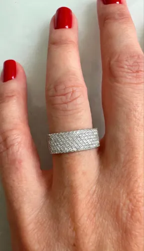 Anel Vivara, Ouro Branco 18k, cravejado com Diamantes.