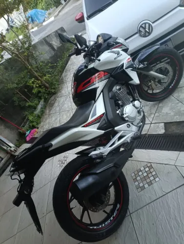 Vendo CB Twister 250 baixo km moto totalmente integra. 