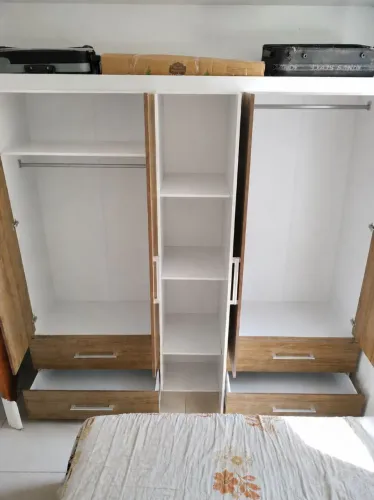 Guarda-roupa 5 portas e 4 gavetas