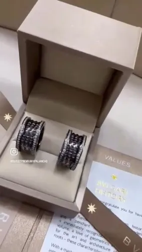 O par de alianças bvlgari bzero1 rock