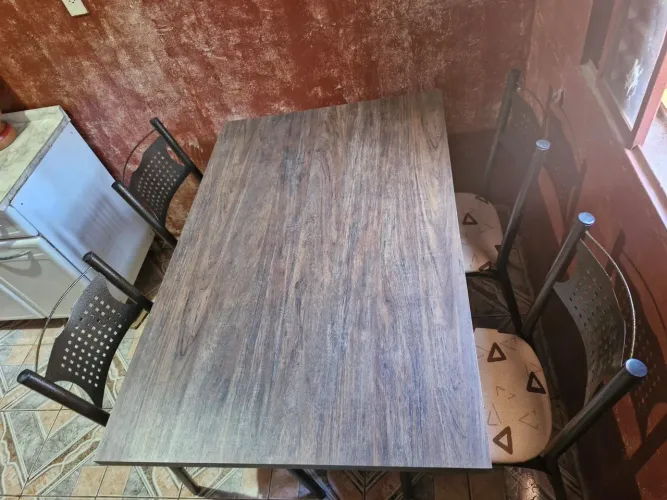 Mesa com 4 cadeiras
