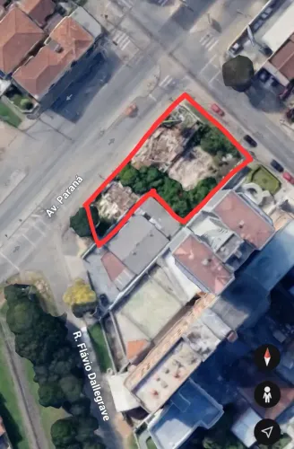 Oportunidade! Terreno com 945m2 no Cabral - Esquina dupla e frente tripla!