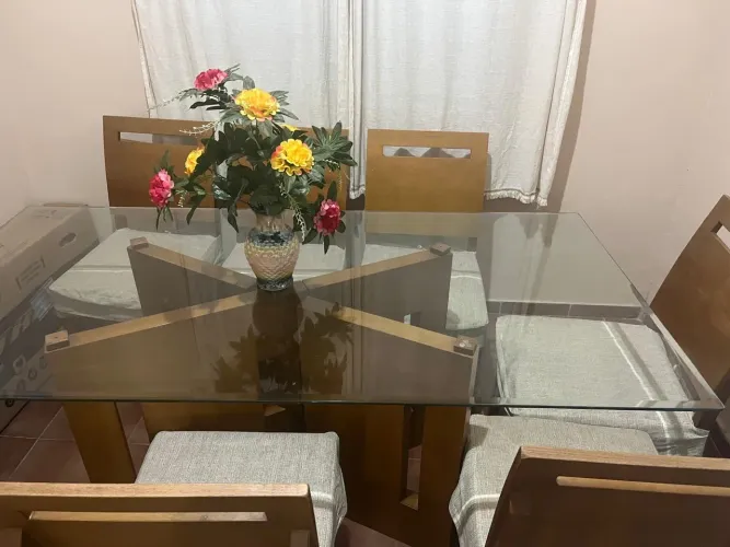 Mesa de vidro com 6 cadeiras 