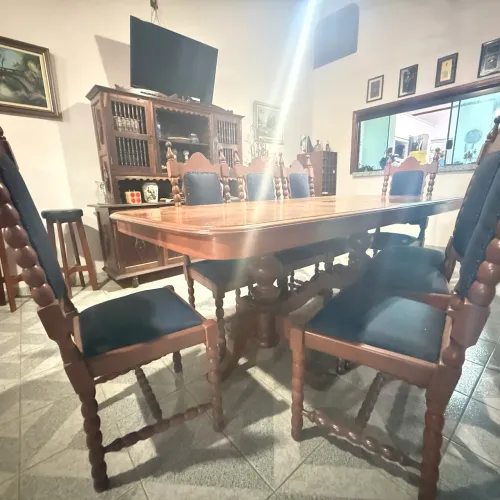 Conjunto mesa e cadeiras de madeira maciça