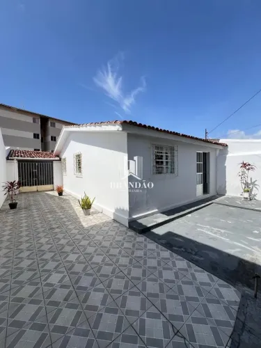 Venda - Casa 3 quartos em rua fechada no Feitosa