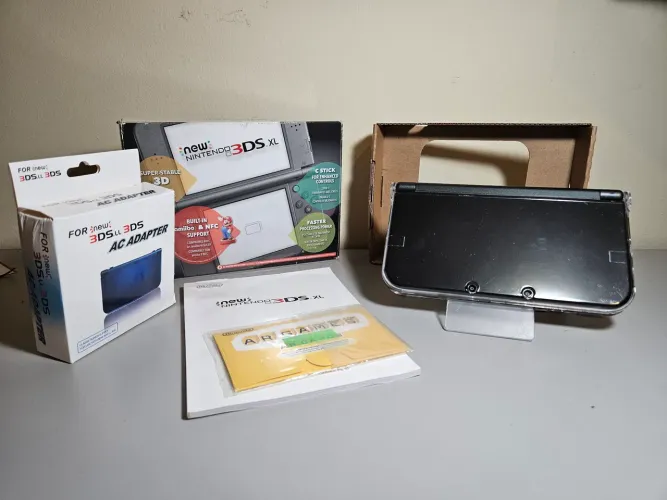 New Nintendo 3DS XL | Caixa com Serial | Com Pokemon Bank, Ultra Sun e Sun | Excelente