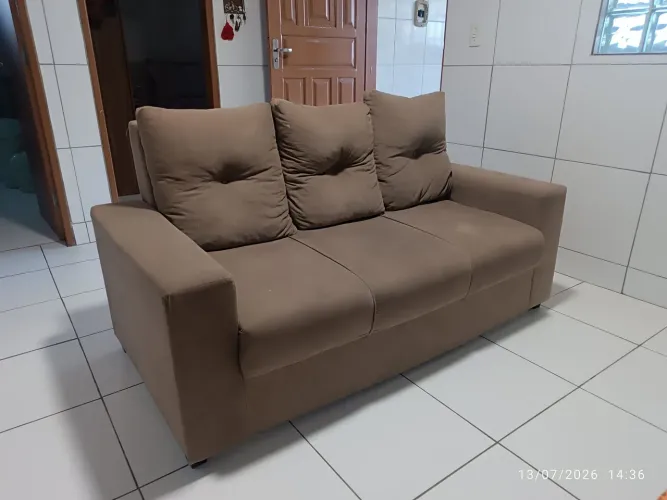 Sofá três lugares 