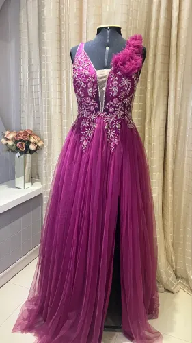 Vestido de festa rosa fúcsia, bordado, pedraria, brilho, fenda, formatura, madrinha