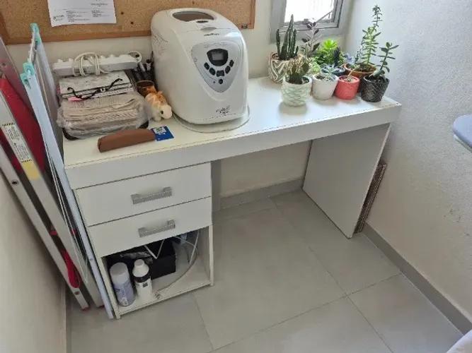 Escrivaninha com 2 gavetas | Estrutura firme | Ótima para home office