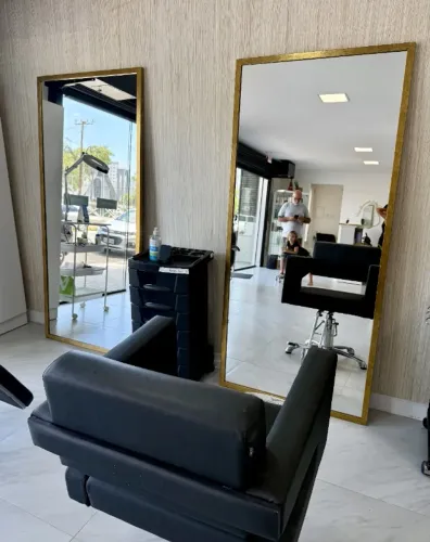 Espelhos dourados, barbearia / salão de beleza